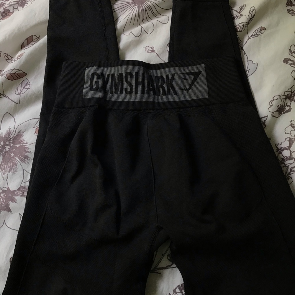 Gym shark leggings